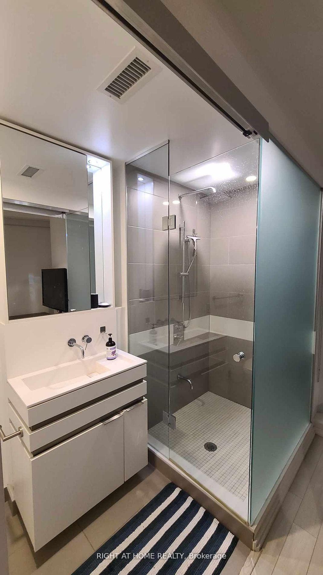 197 Yonge Street Unit 1612 photo 5