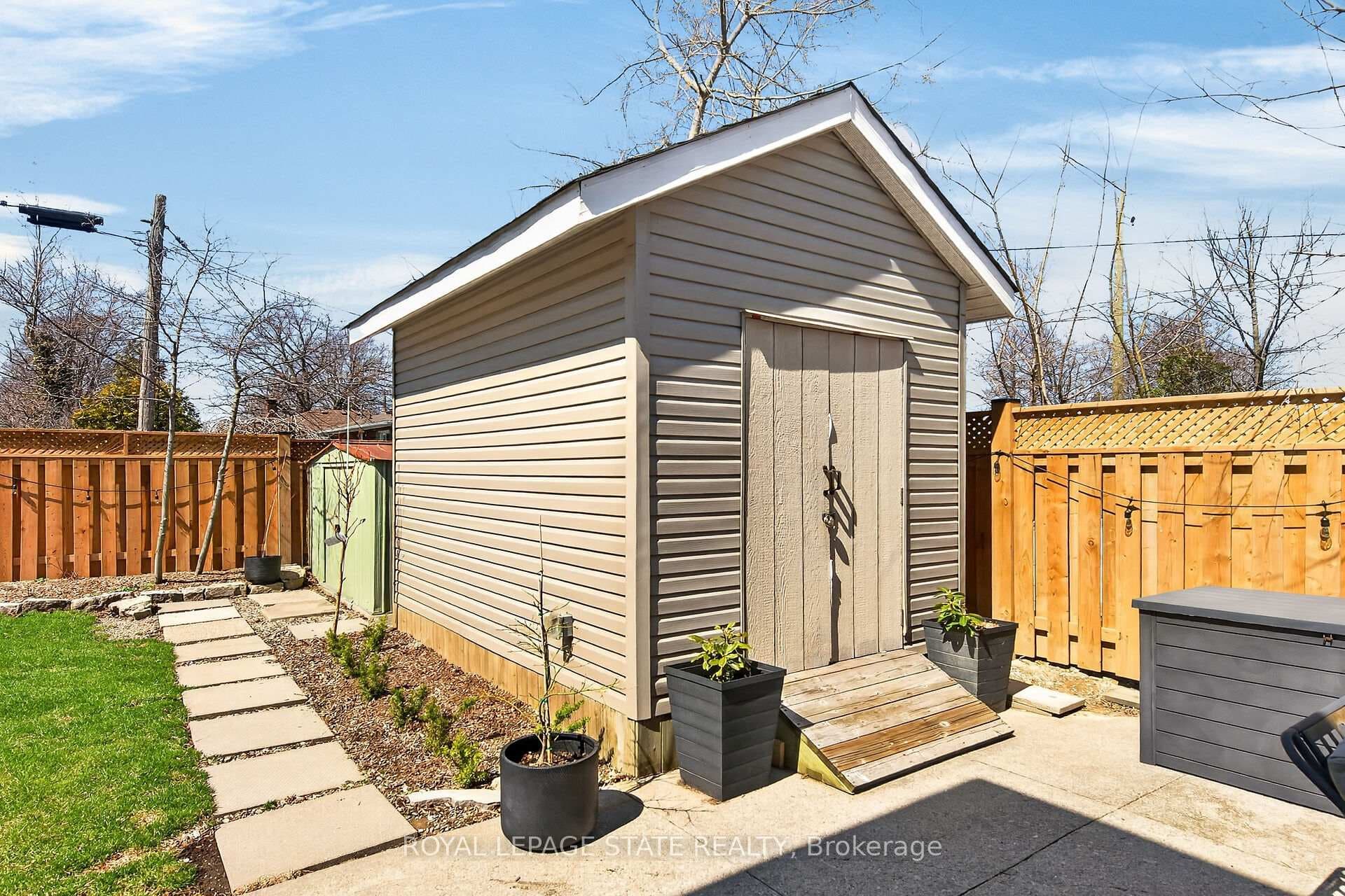 844 Upper Wellington Street photo 45