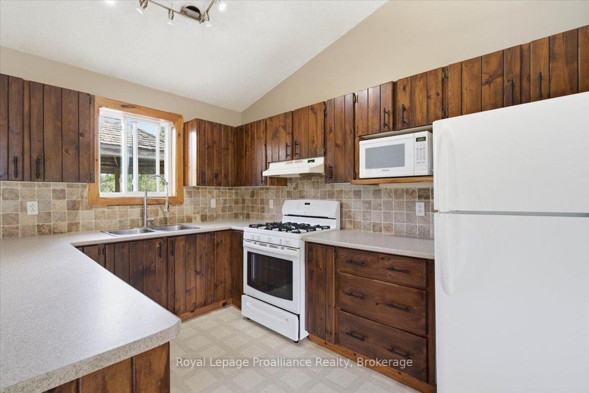 1005 Victoria Road photo 7