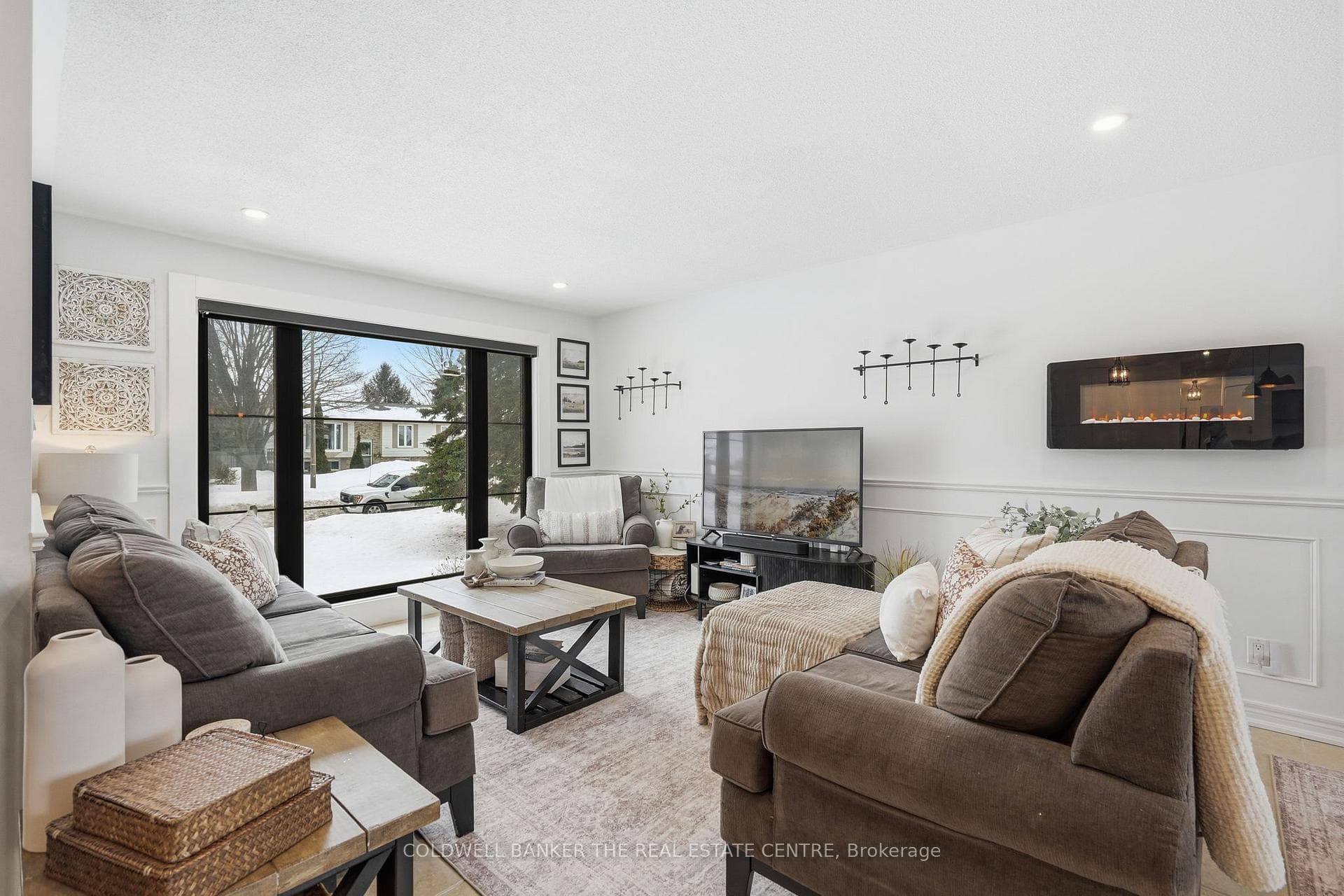 241 Cedar Crescent photo 4