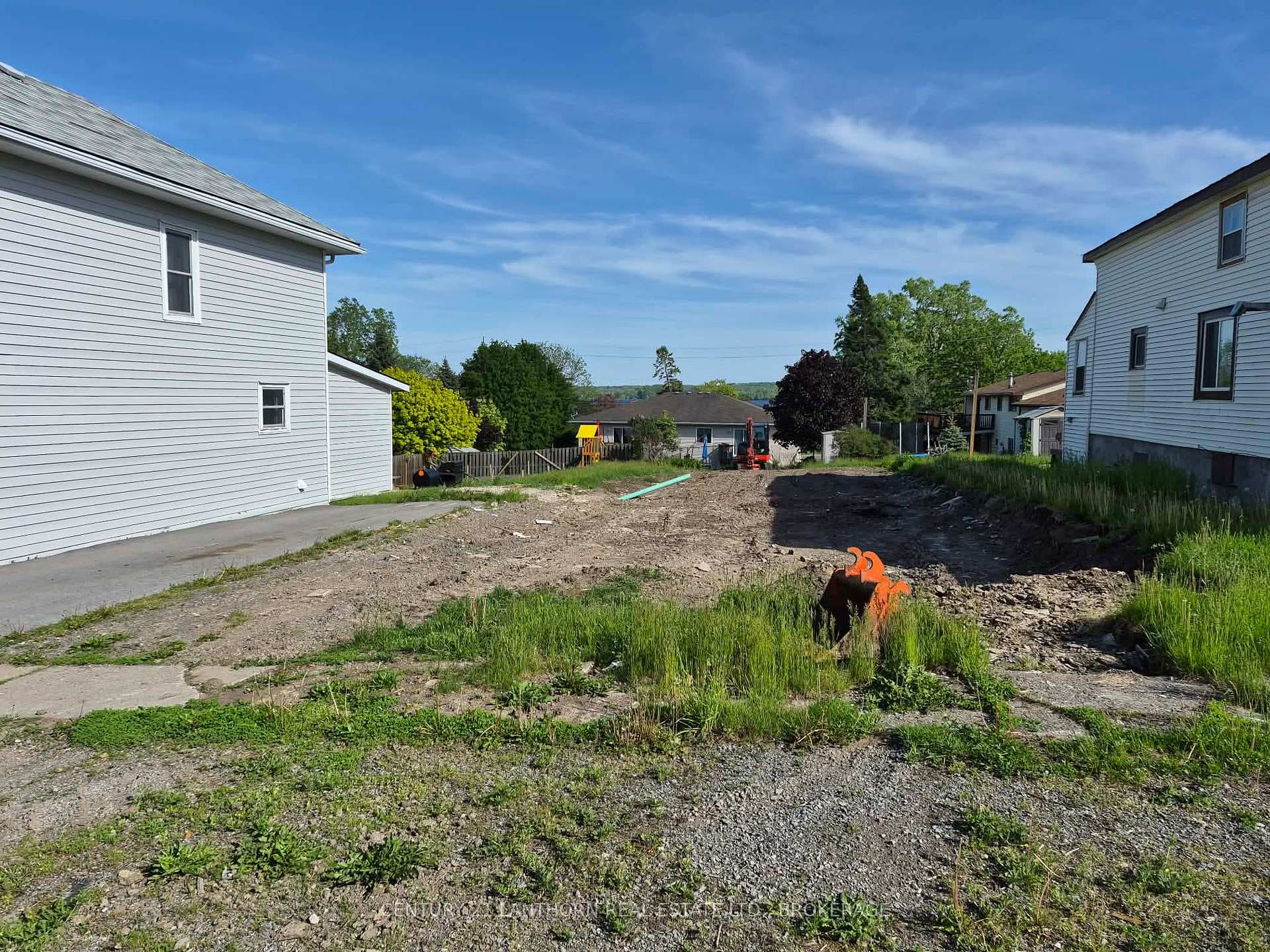 472 Thomas Street photo 3