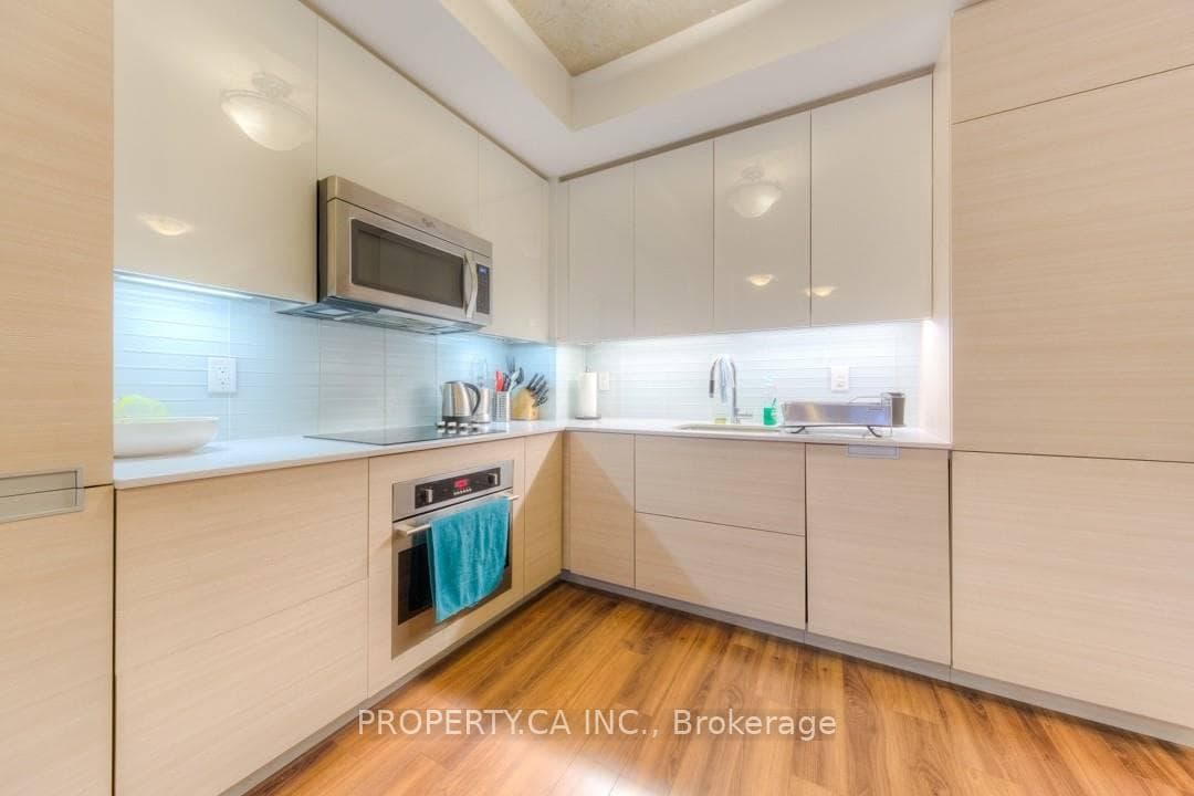 210 Simcoe Street Unit 1414 photo 6