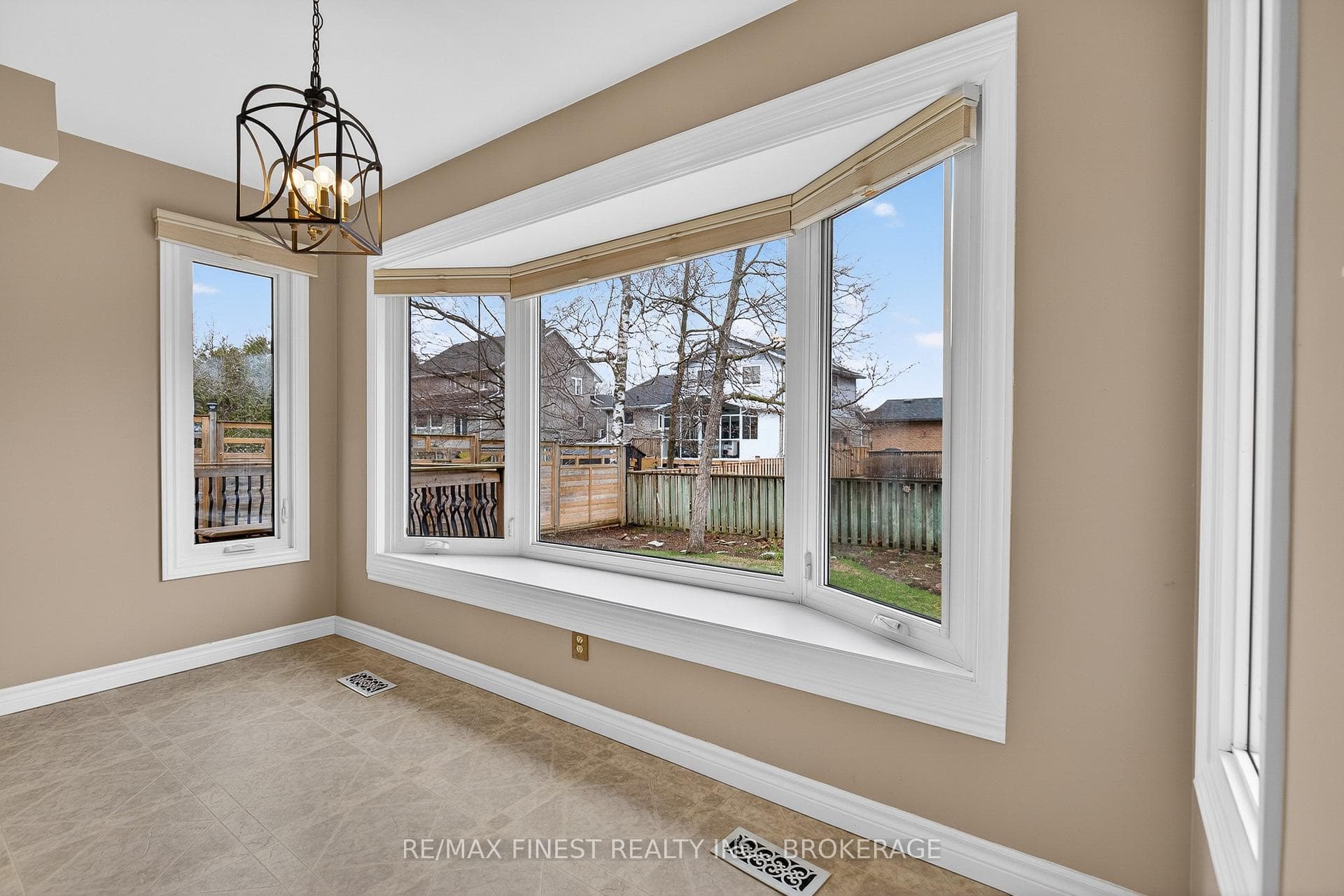 896 Ambleside Crescent photo 17