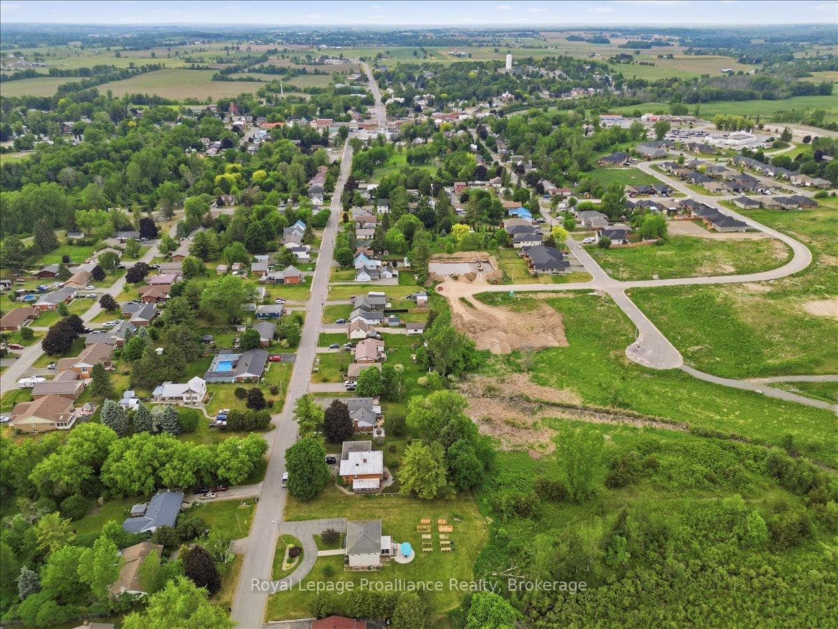 229 Henry Street photo 43