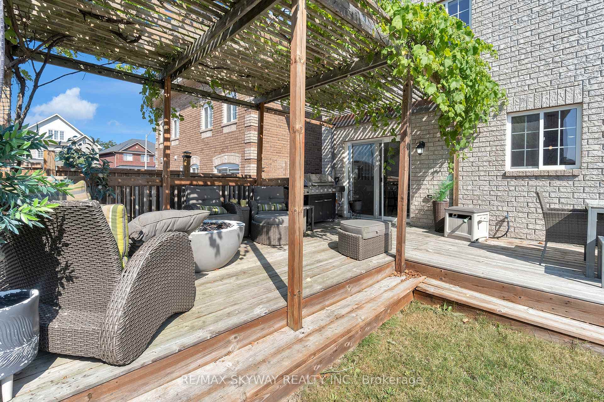 1433 Sheldon Street photo 40