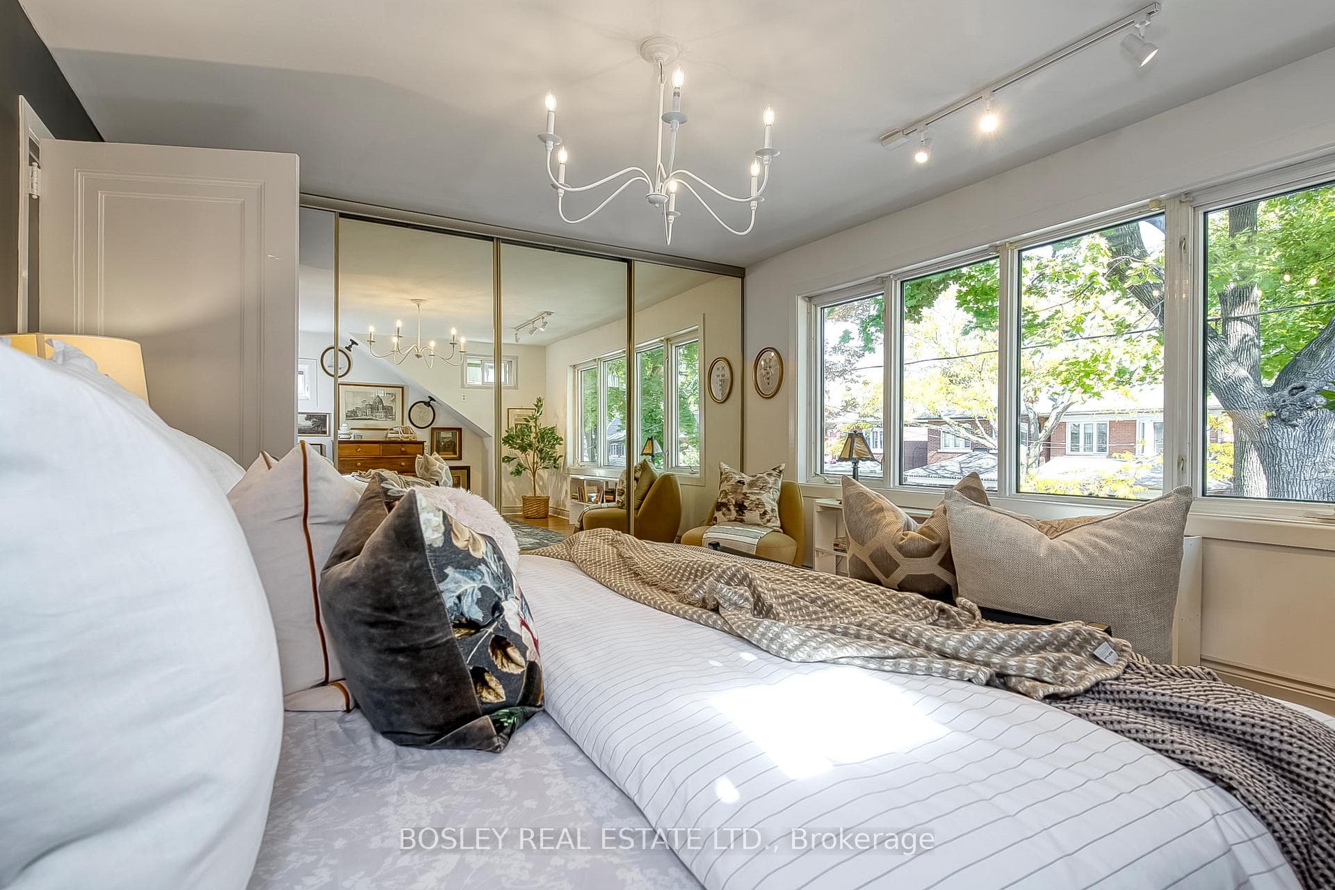 76 Evans Avenue photo 25