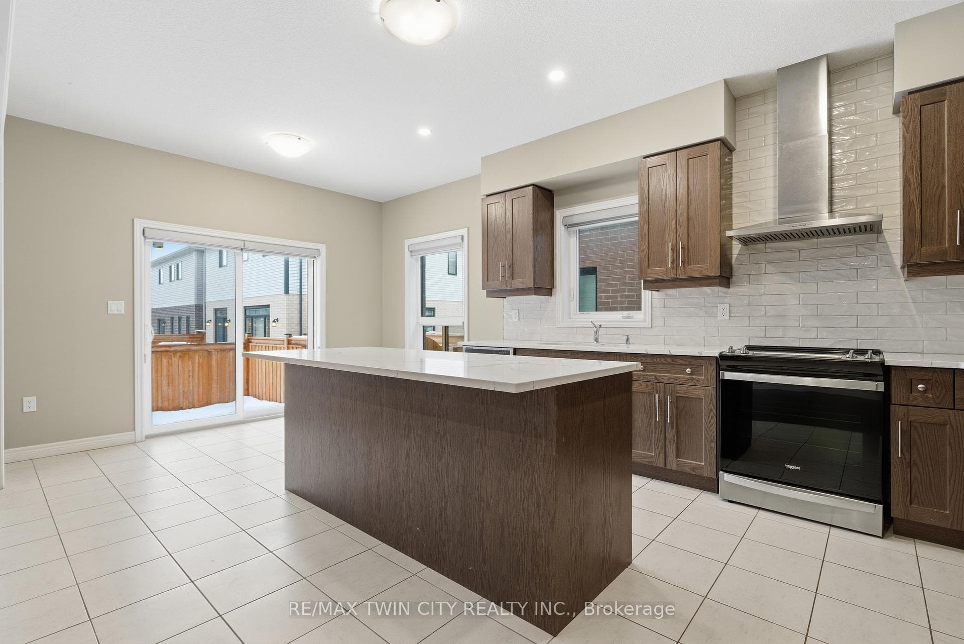 126 Tartan Avenue photo 8