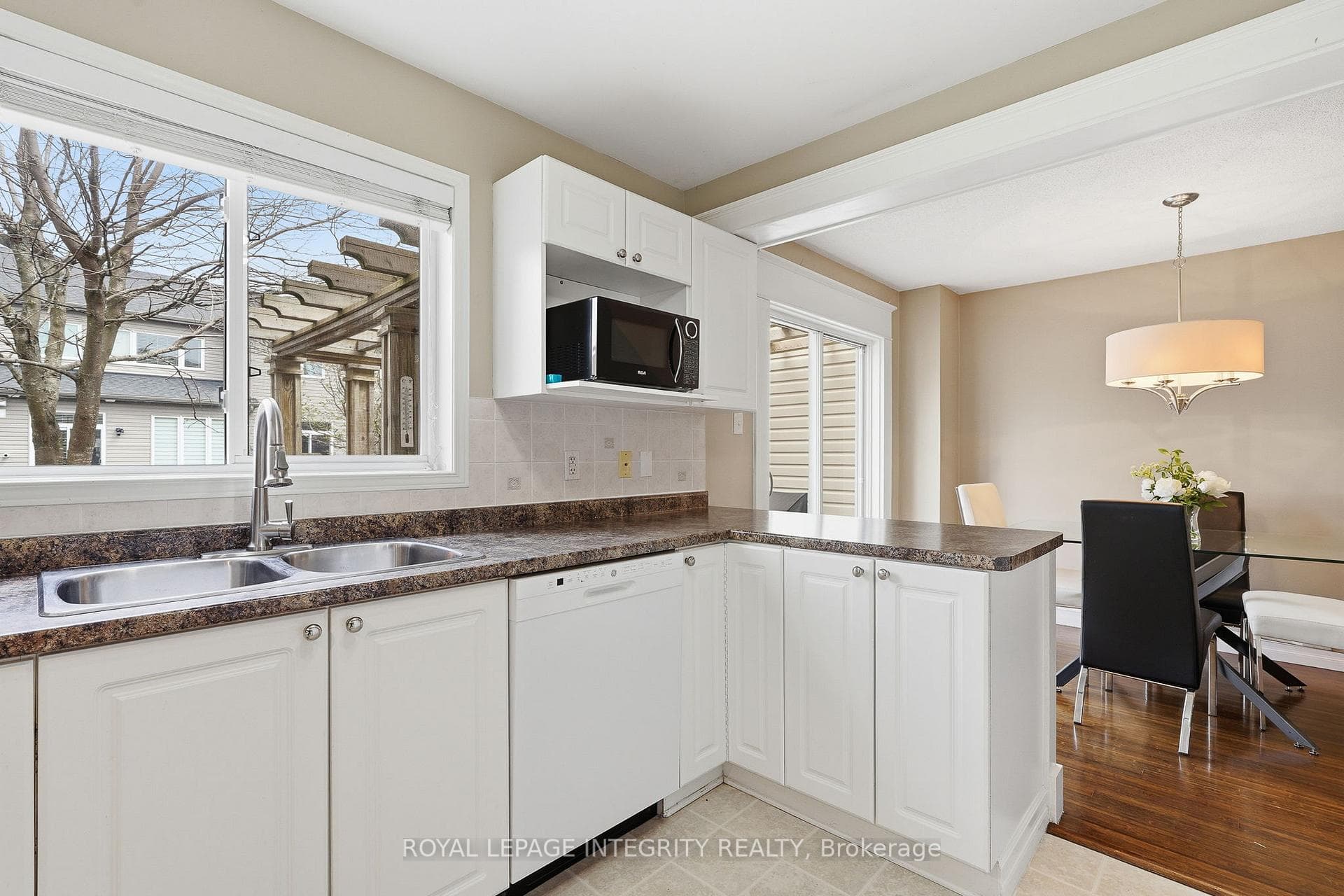 1073 Brasseur Crescent photo 16
