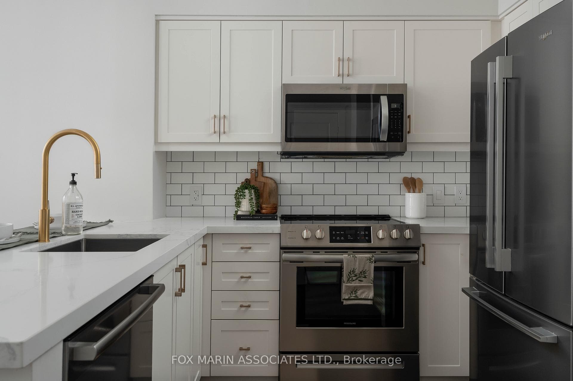 1 Deer Park Crescent Unit 701 photo 11