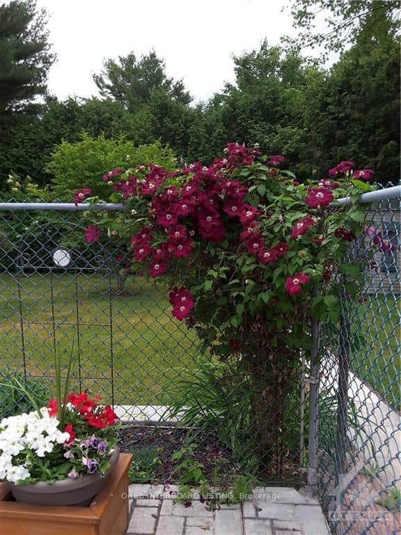 2544 GRAVELLE Crescent photo 5