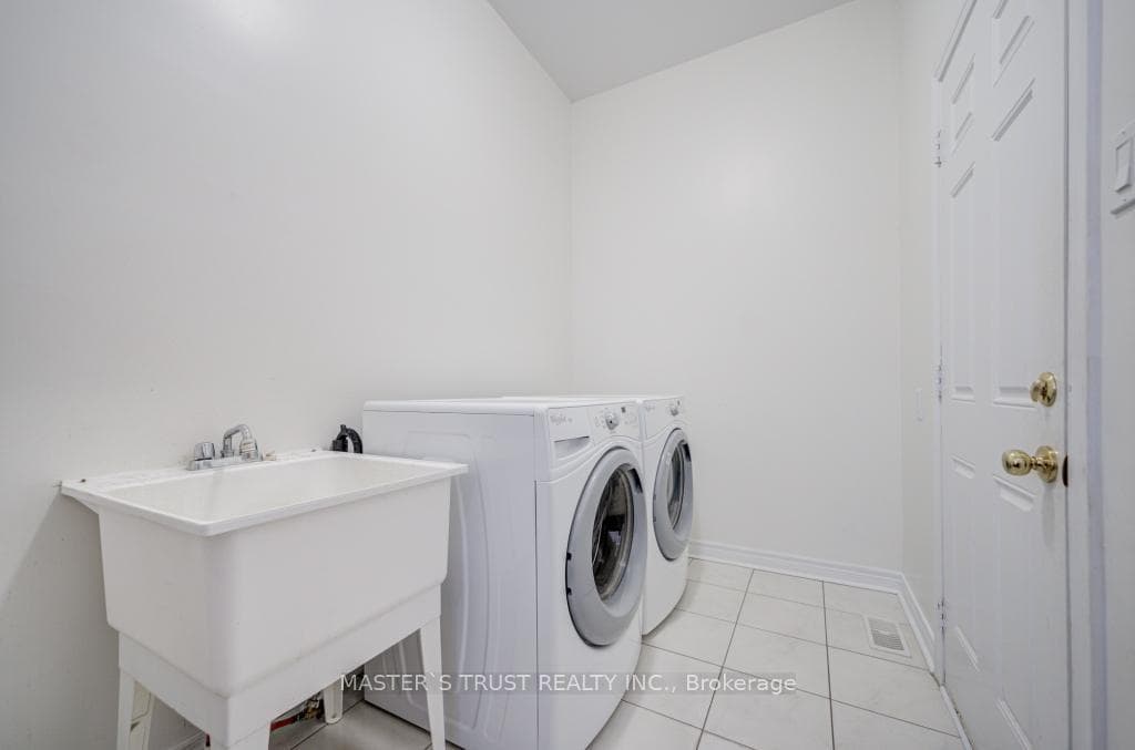 56 Herefordshire Crescent photo 21