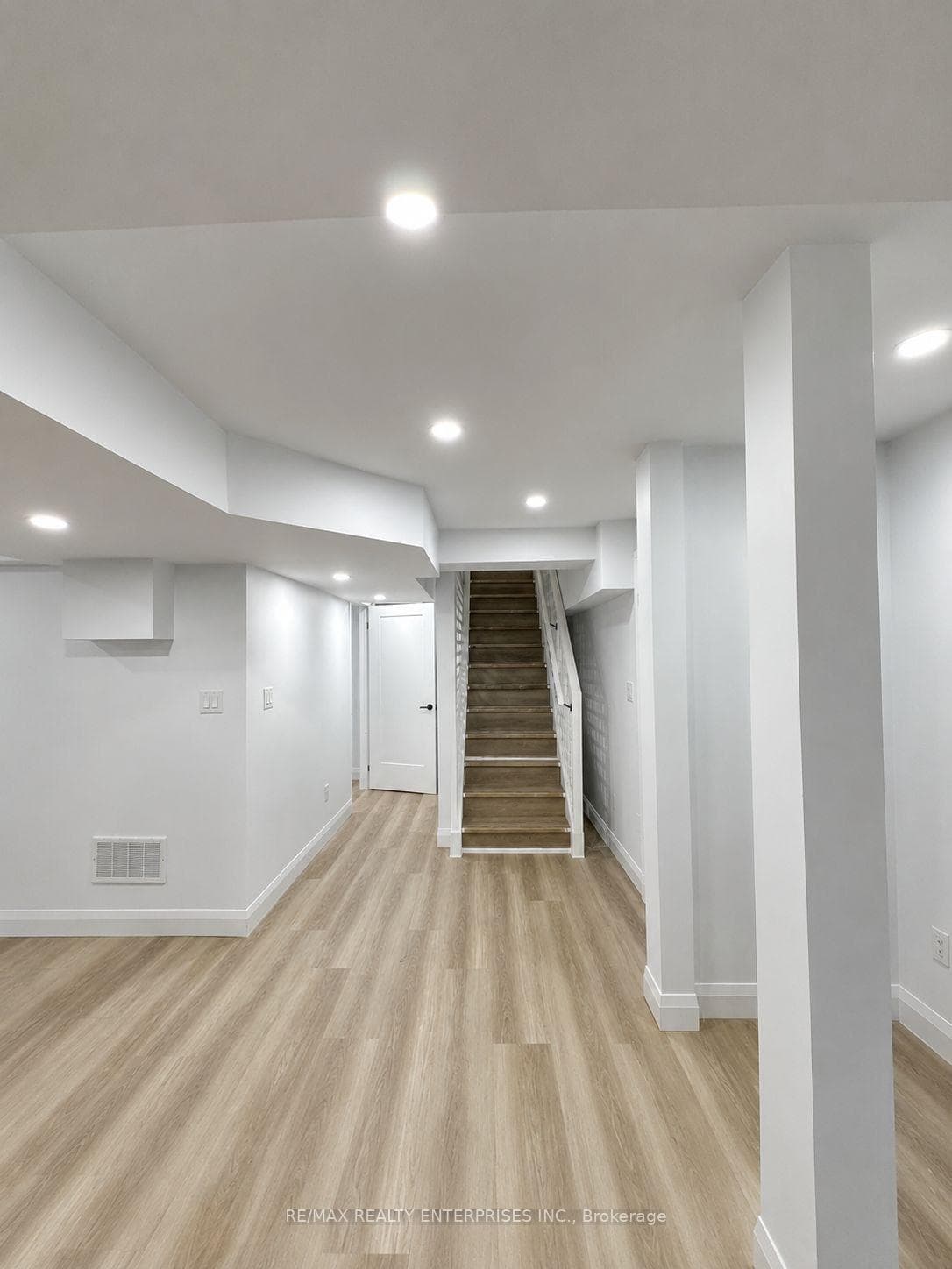 154 Thames Way Unit Basement photo 3