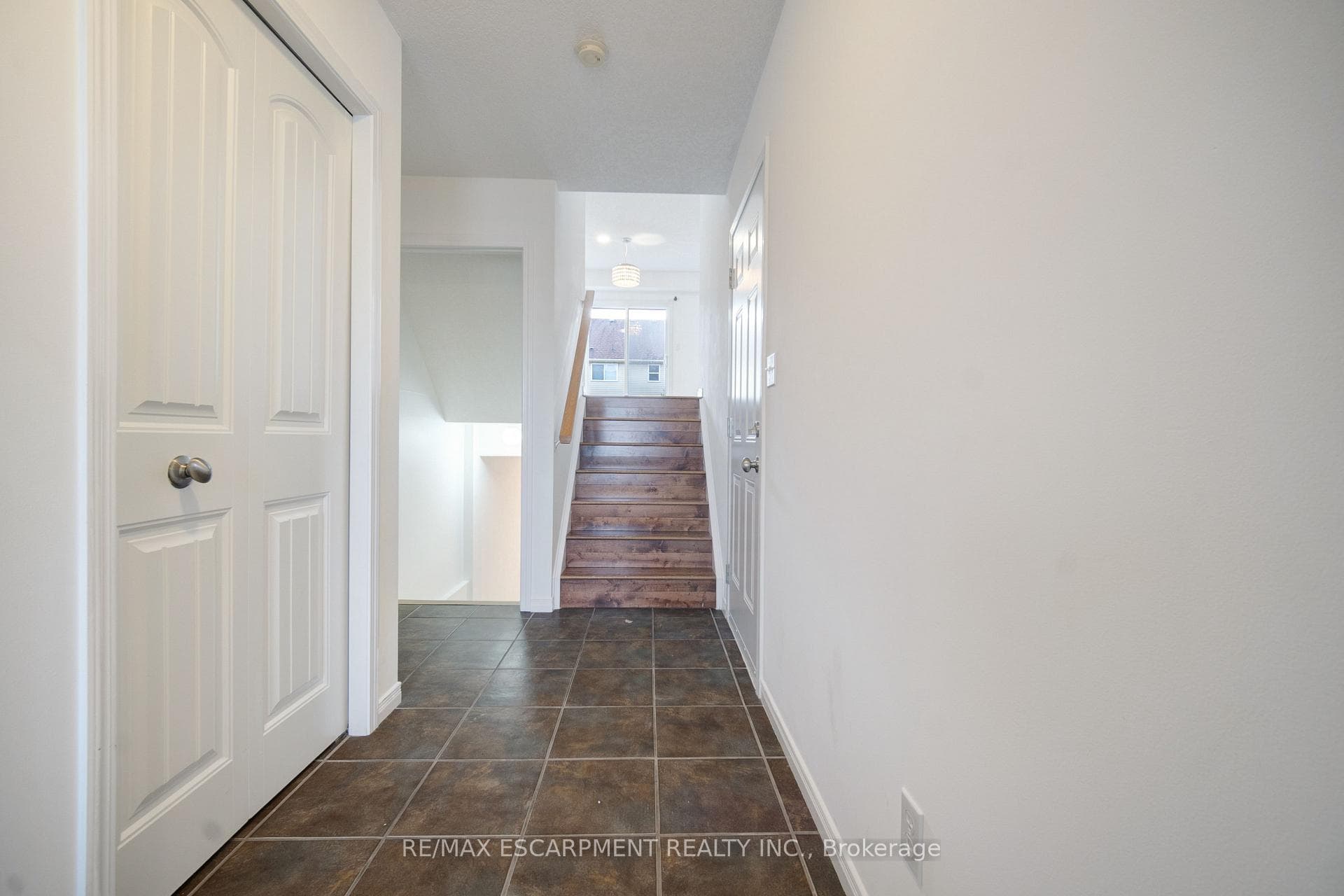 284 Sophia Crescent photo 4