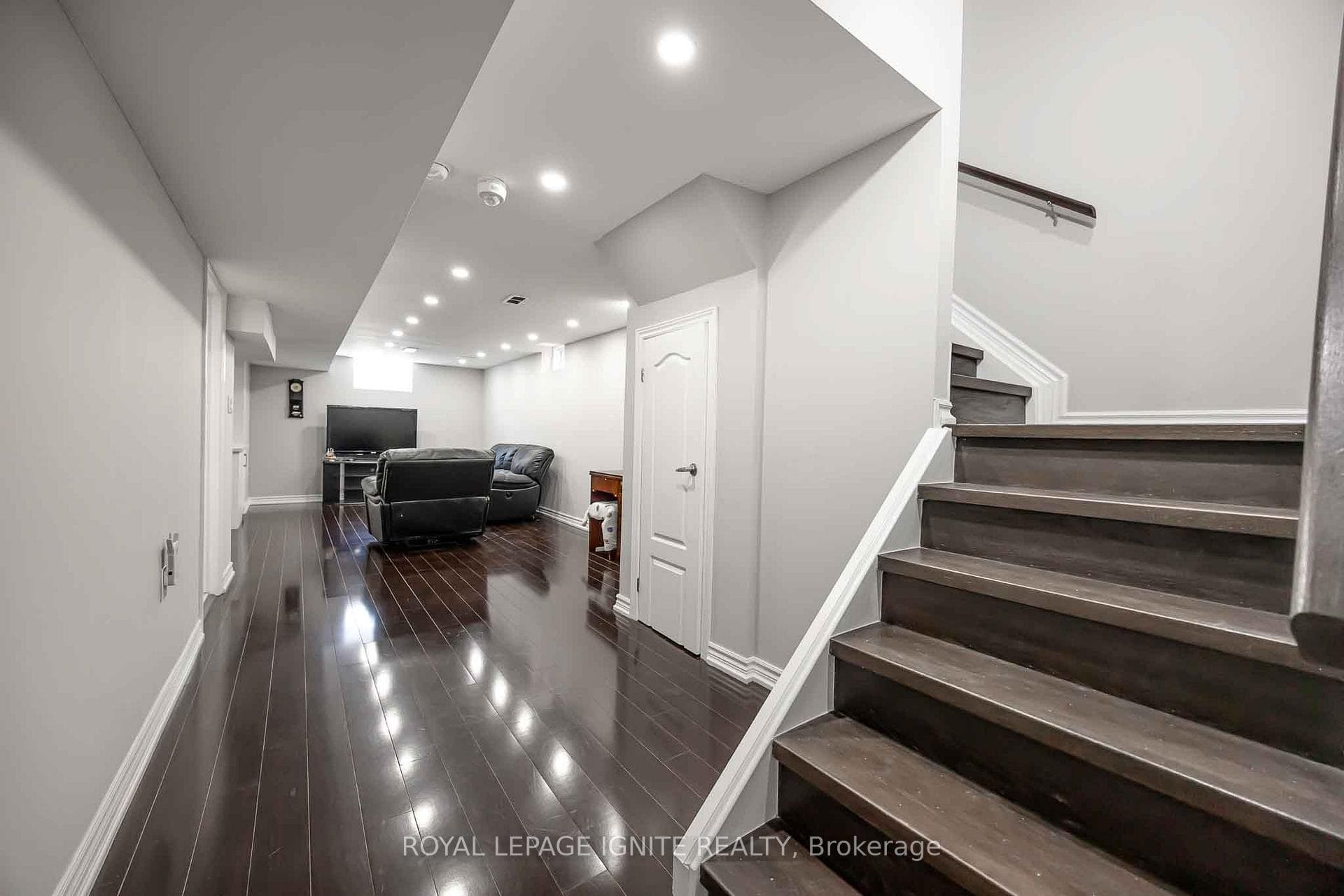 95 McRoberts Crescent photo 30