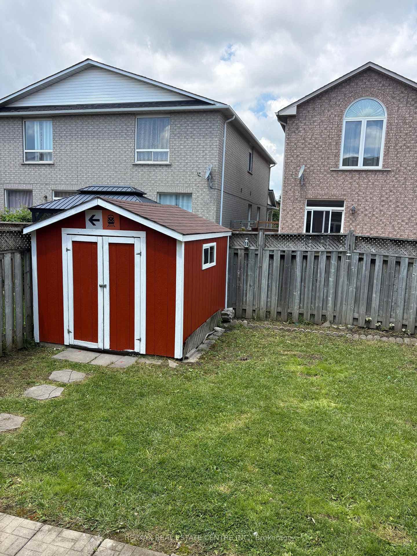 799 Ledbury Crescent photo 32