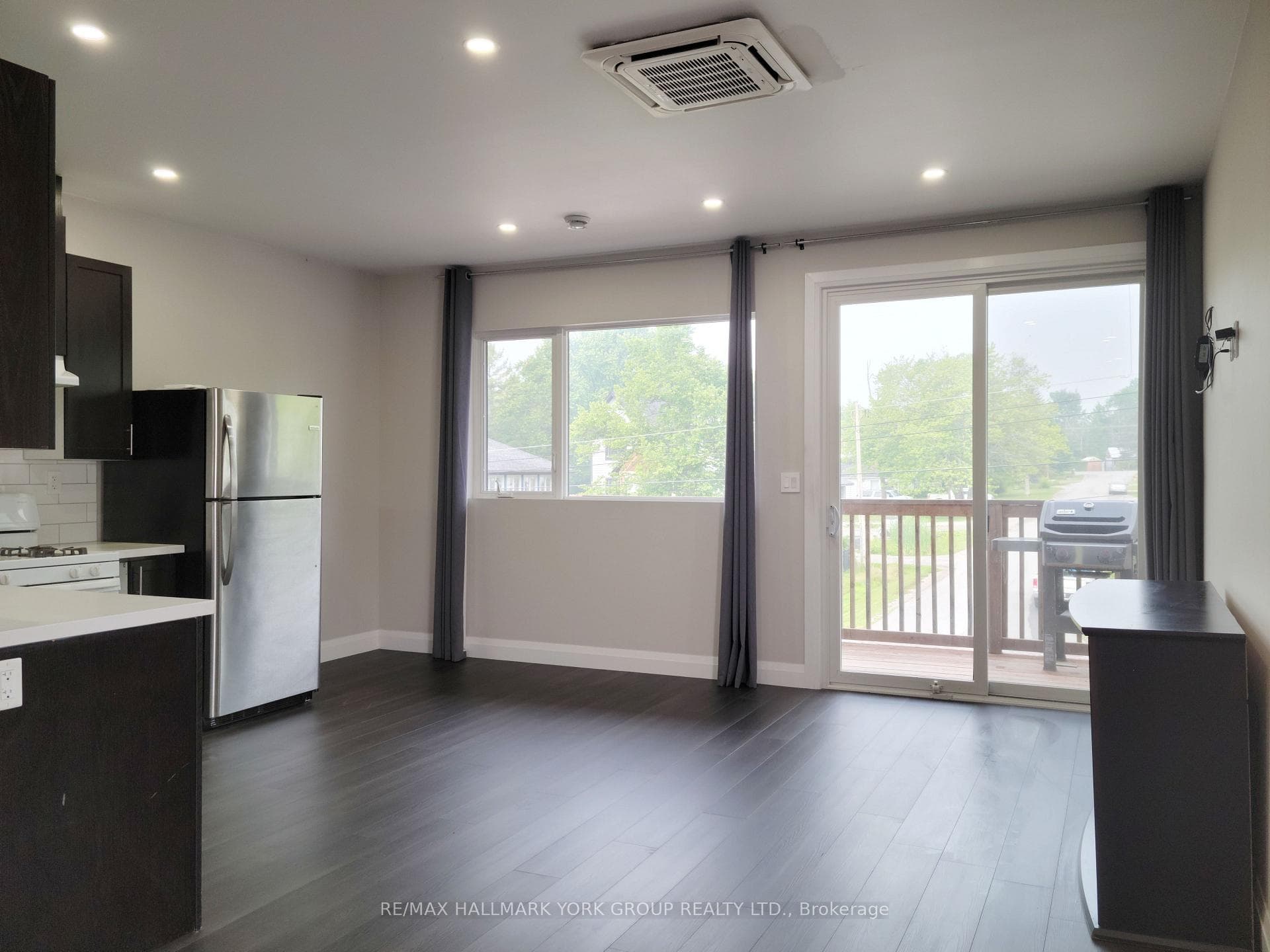 919 Adams Road Innisfil - Apartment rental Living