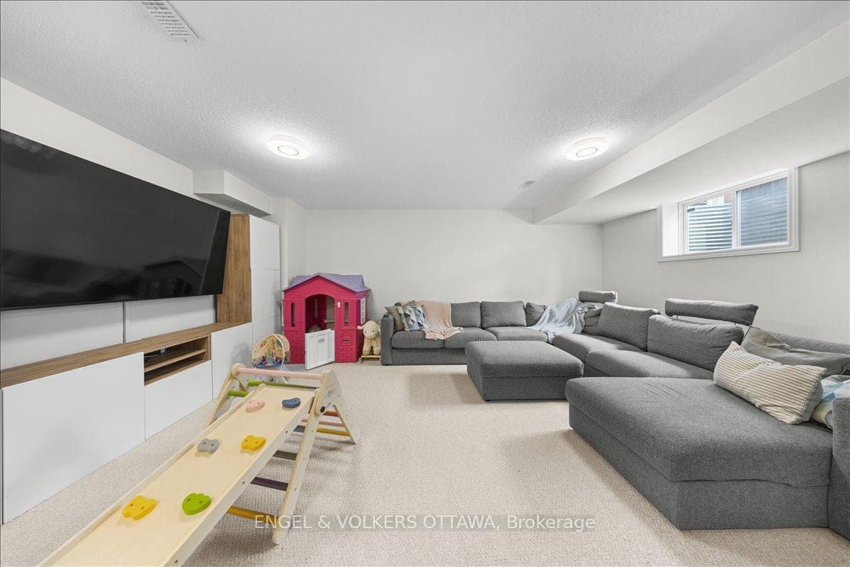 501 Strasbourg Street photo 26
