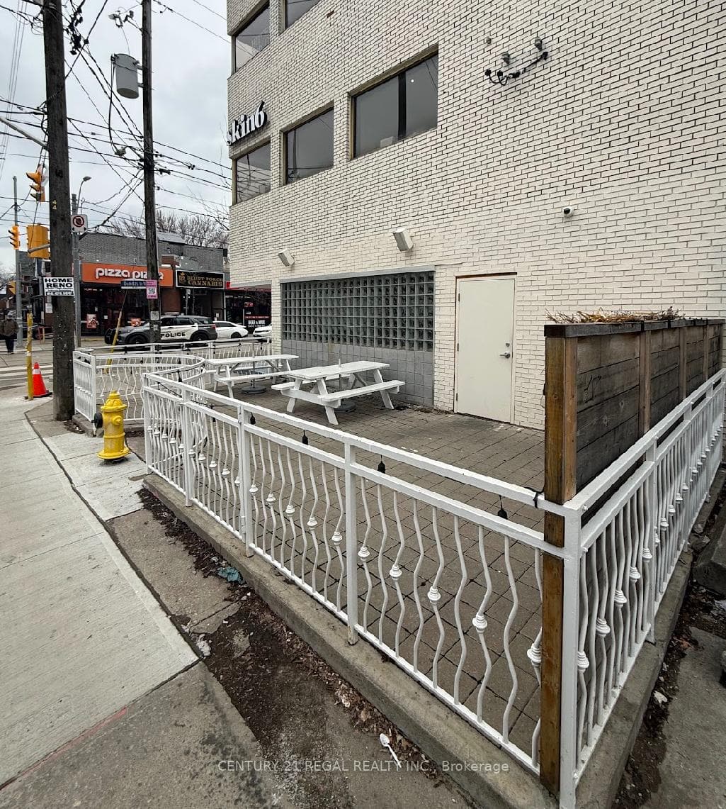 802 Dundas Street photo 2