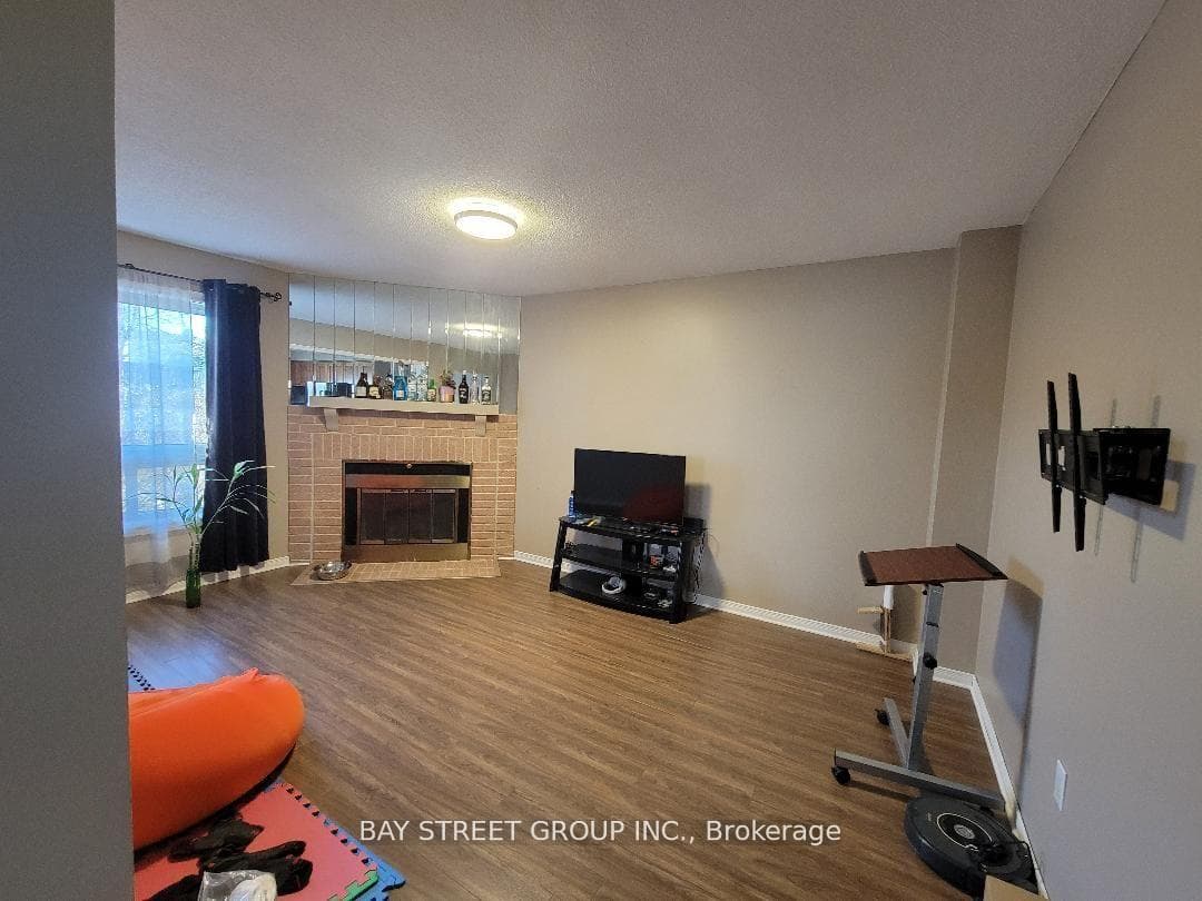 3503 Cherrington Crescent photo 4