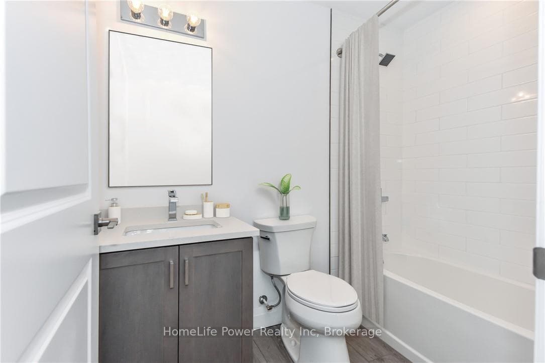 Modern 4-Piece Bathroom (Virtually Staged)