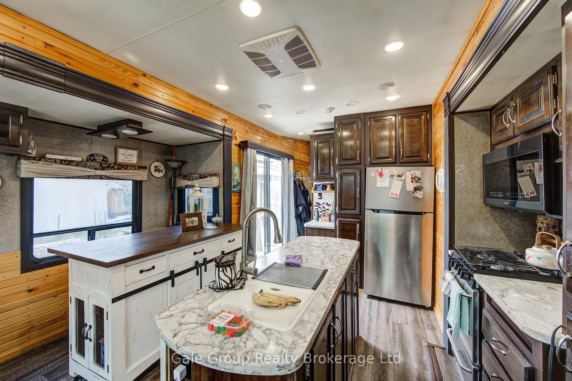 495856 10th Line Unit 92 photo 9