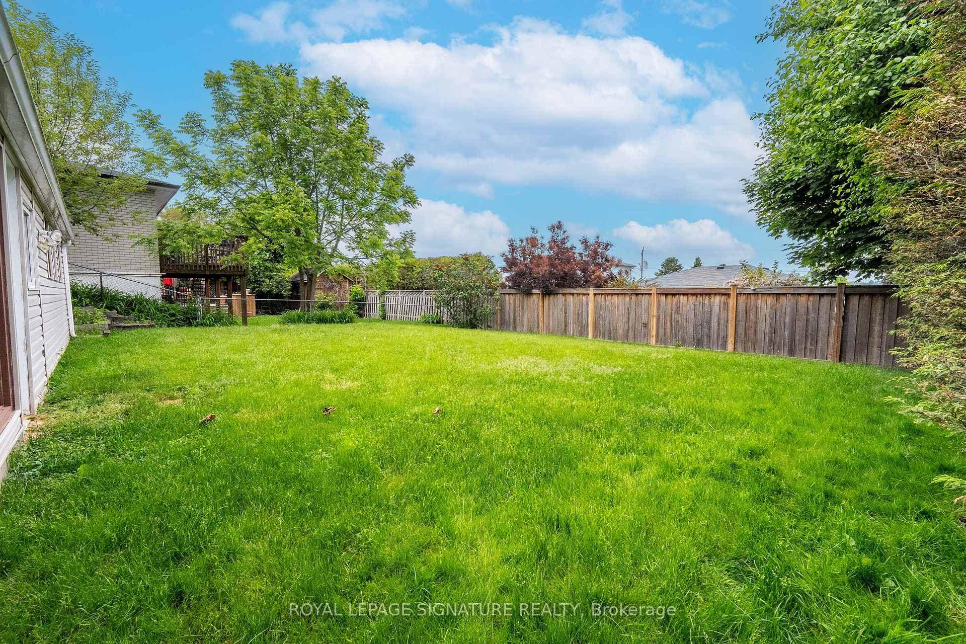 725 Leaside Street photo 35
