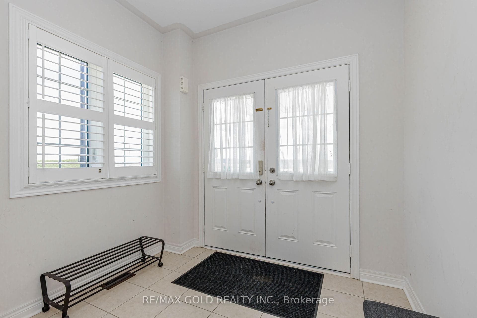 566 Bessborough Drive photo 3