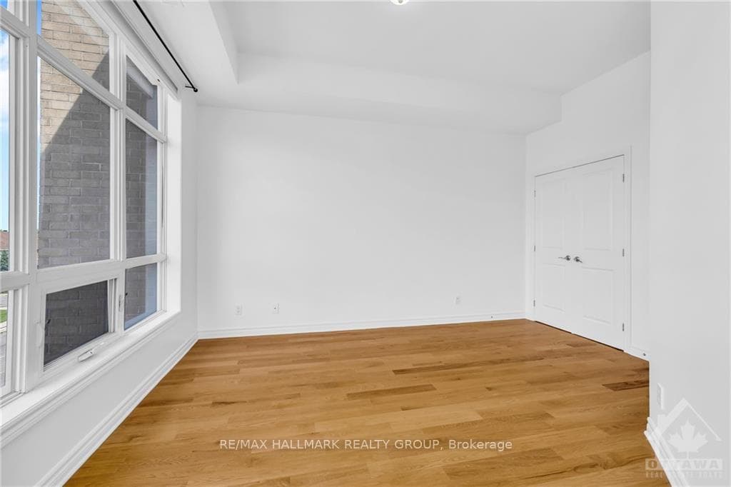 500 CLARIDGE Drive Unit 303 photo 22
