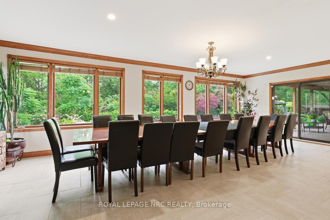Seating for 20 people, lush views, sliding doors