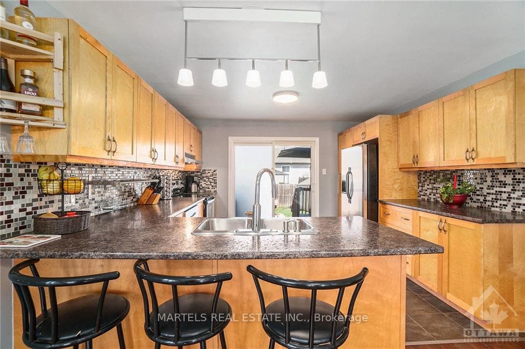 416 DENIS Street photo 5