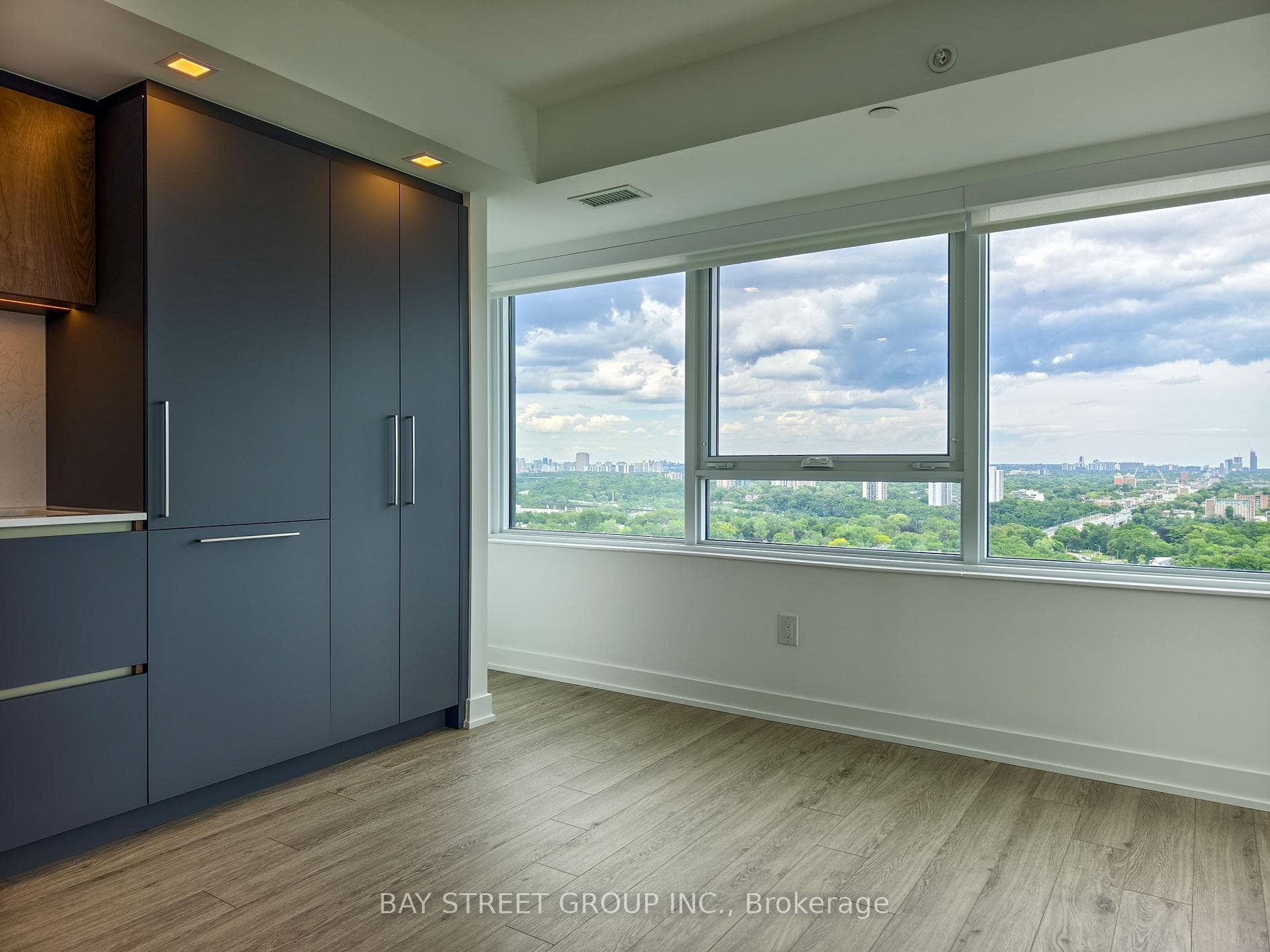 609 Sherbourne Street Unit 2409 photo 5