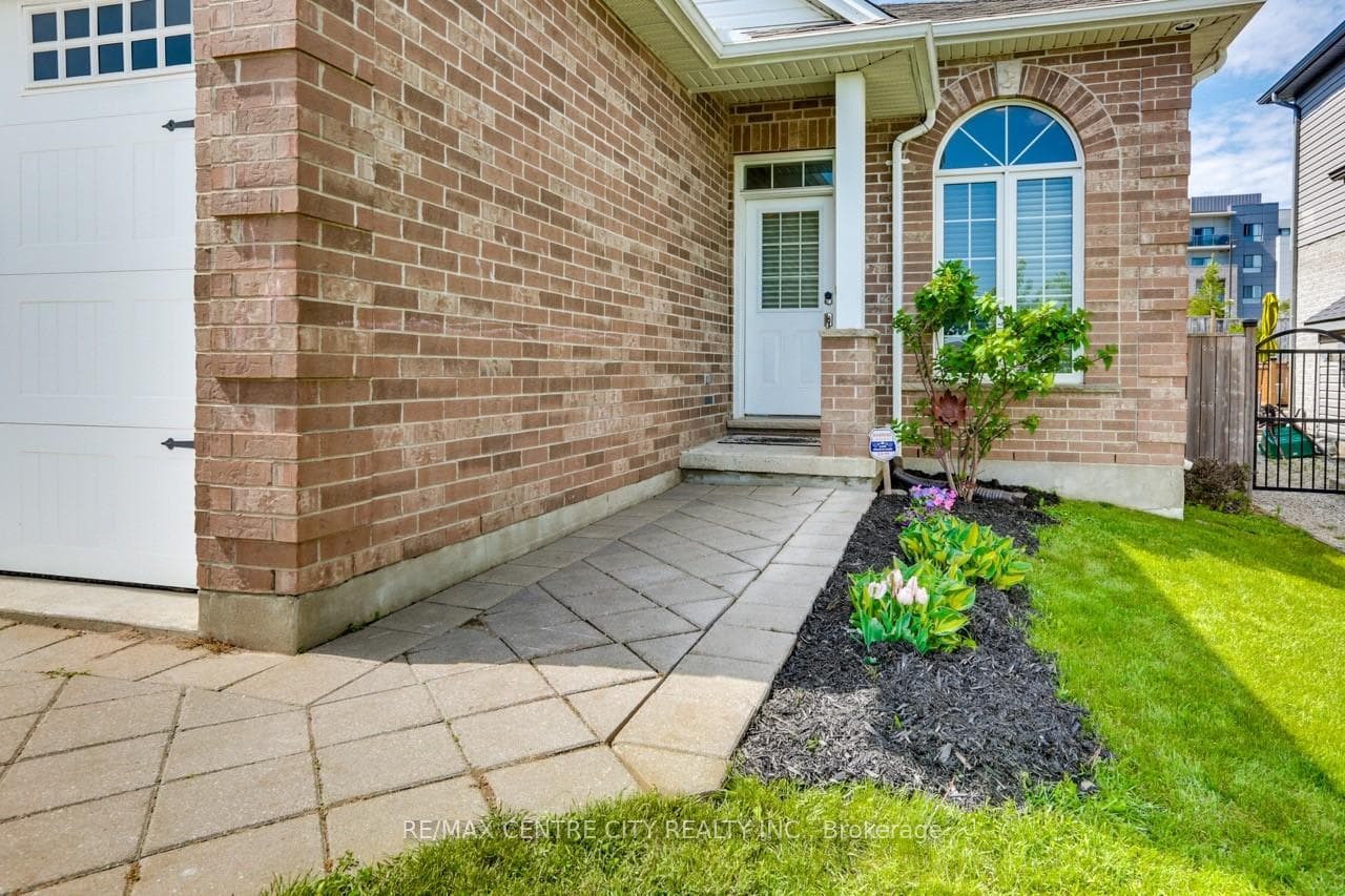 586 Garibaldi Avenue photo 3