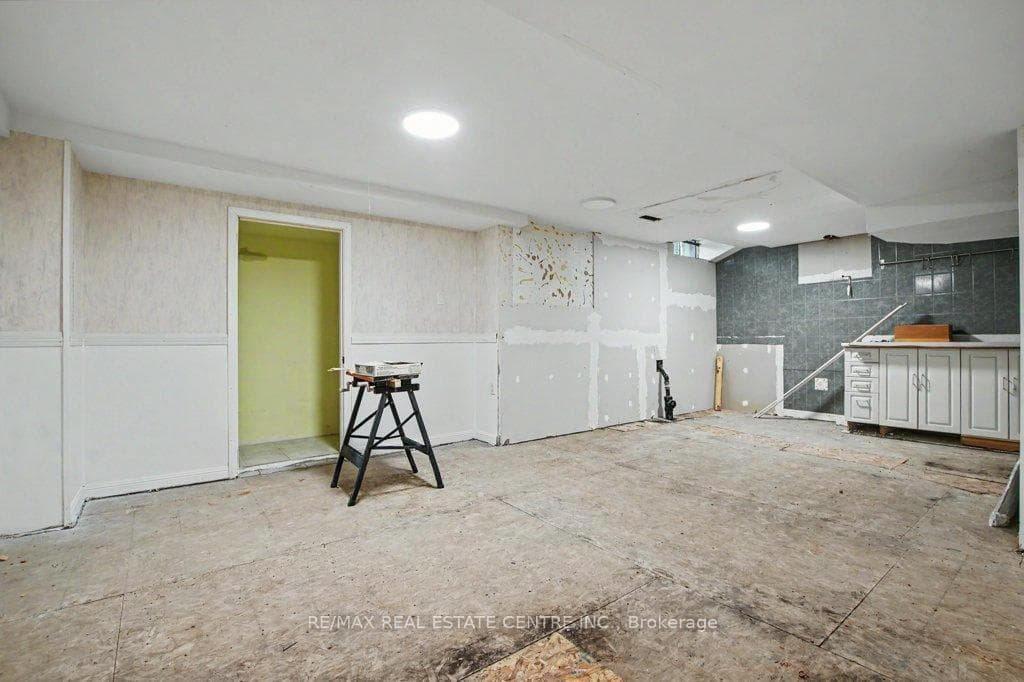 68 Moorehead Crescent photo 37