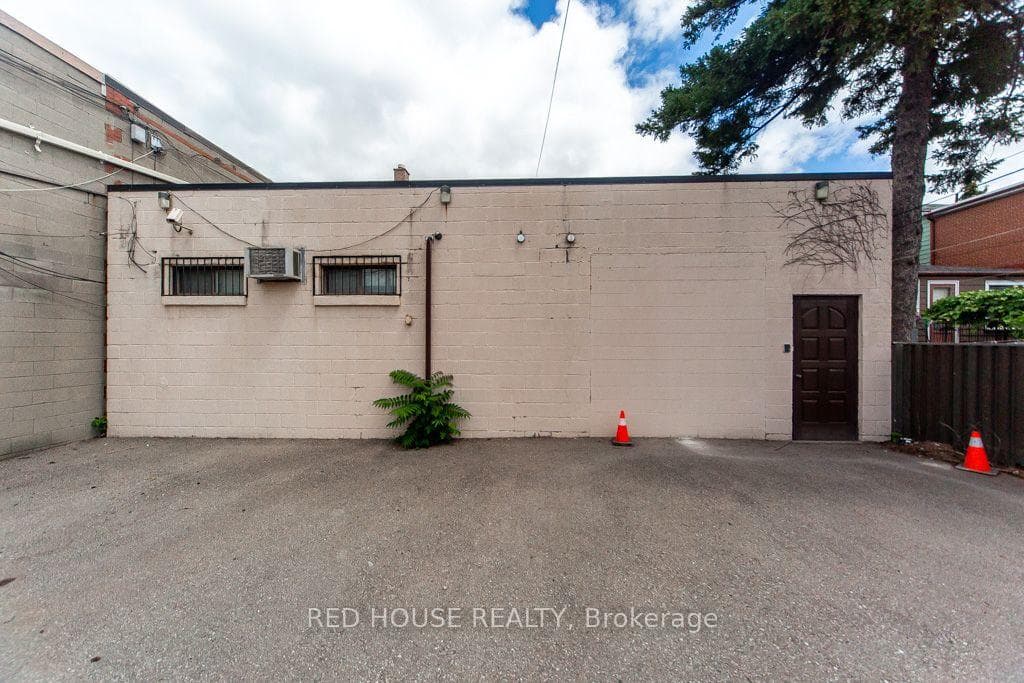 658 Vaughan Road photo 40