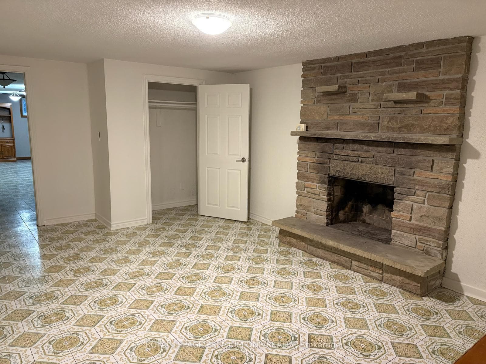 14 Valleycrest Drive Unit Lower photo 8