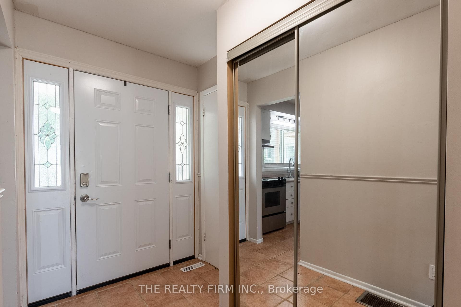 669 Osgoode Drive Unit 4 photo 3