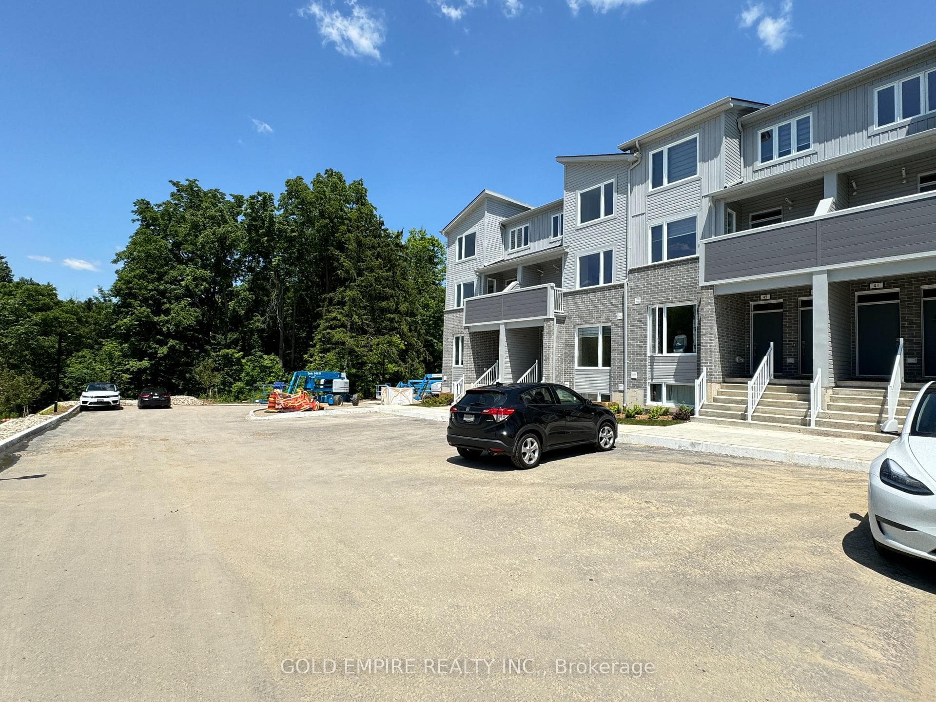 990 Deveron Crescent Unit 47 photo 4