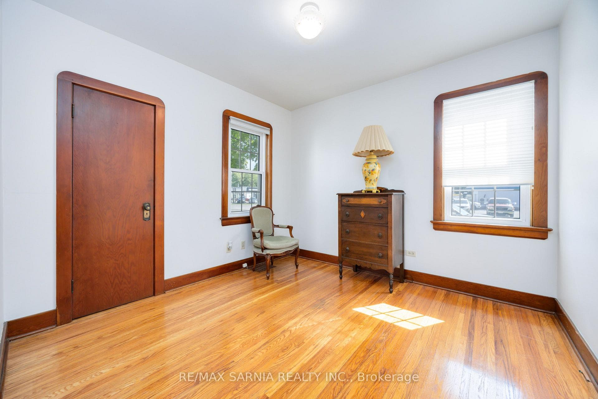 568 Devine Street photo 18