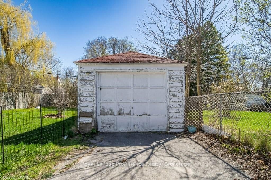 197 KINGSCOURT Avenue photo 41