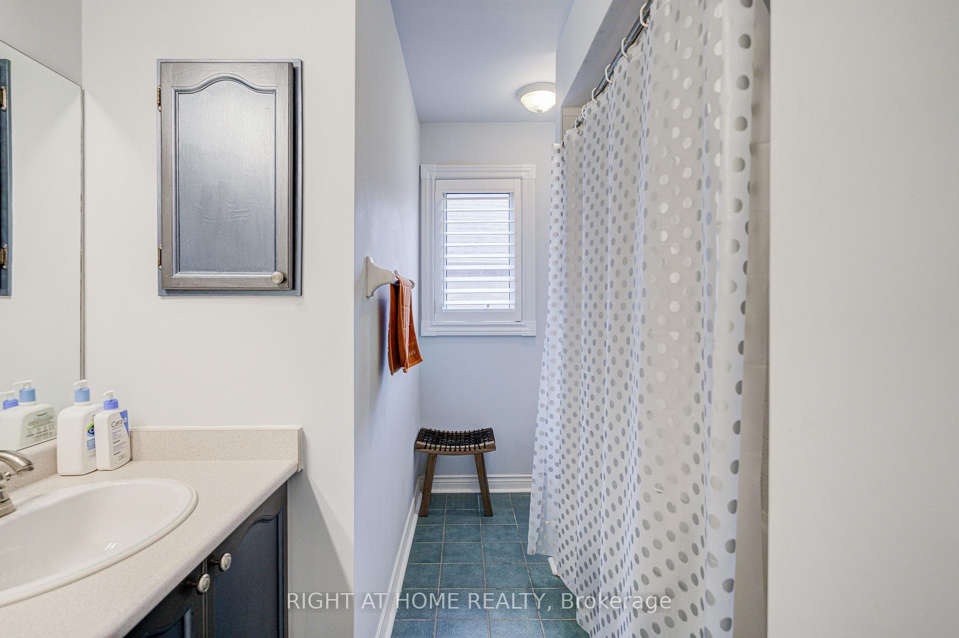 128 Carlyle Crescent photo 44
