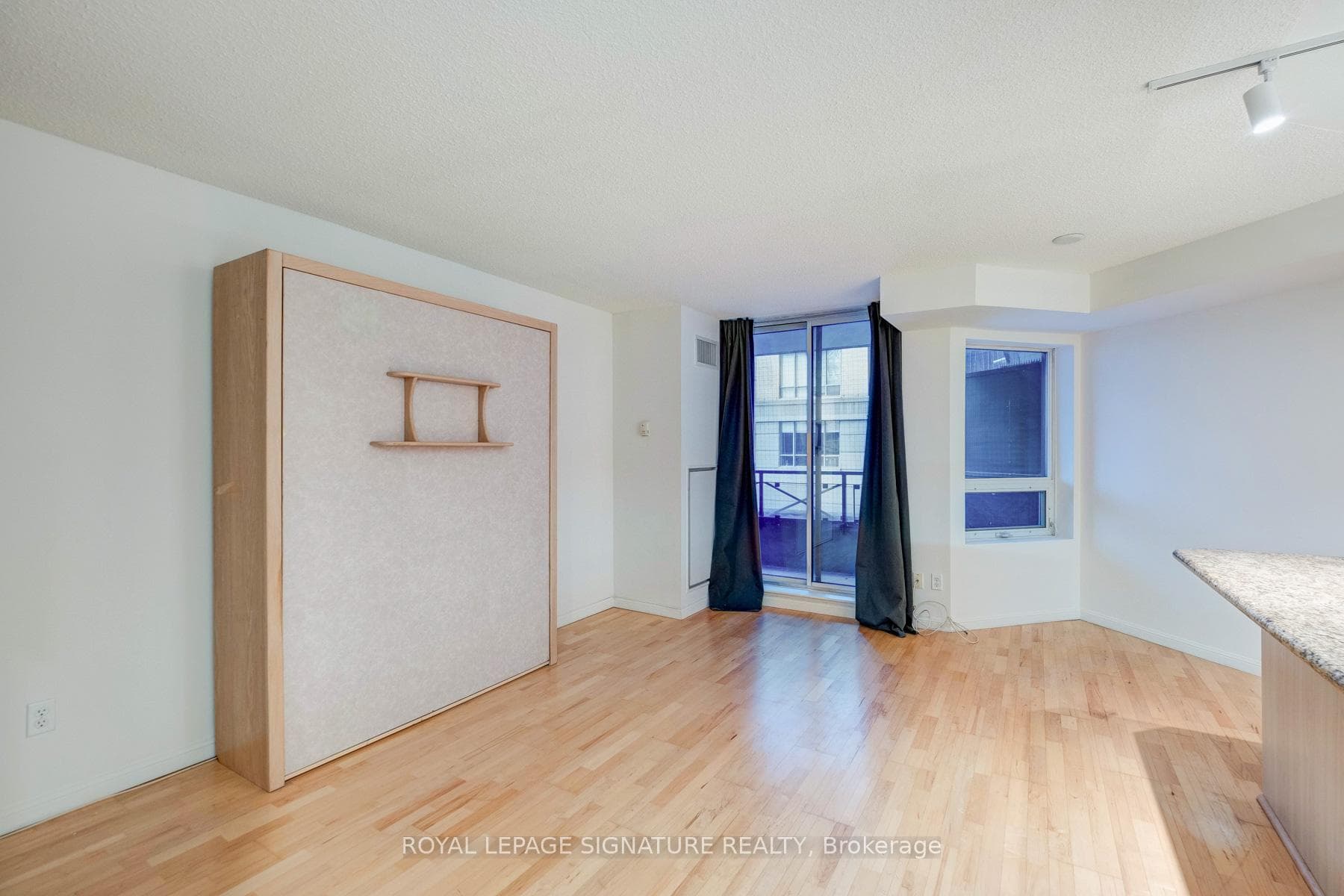 140 Simcoe Street Unit 221 photo 5