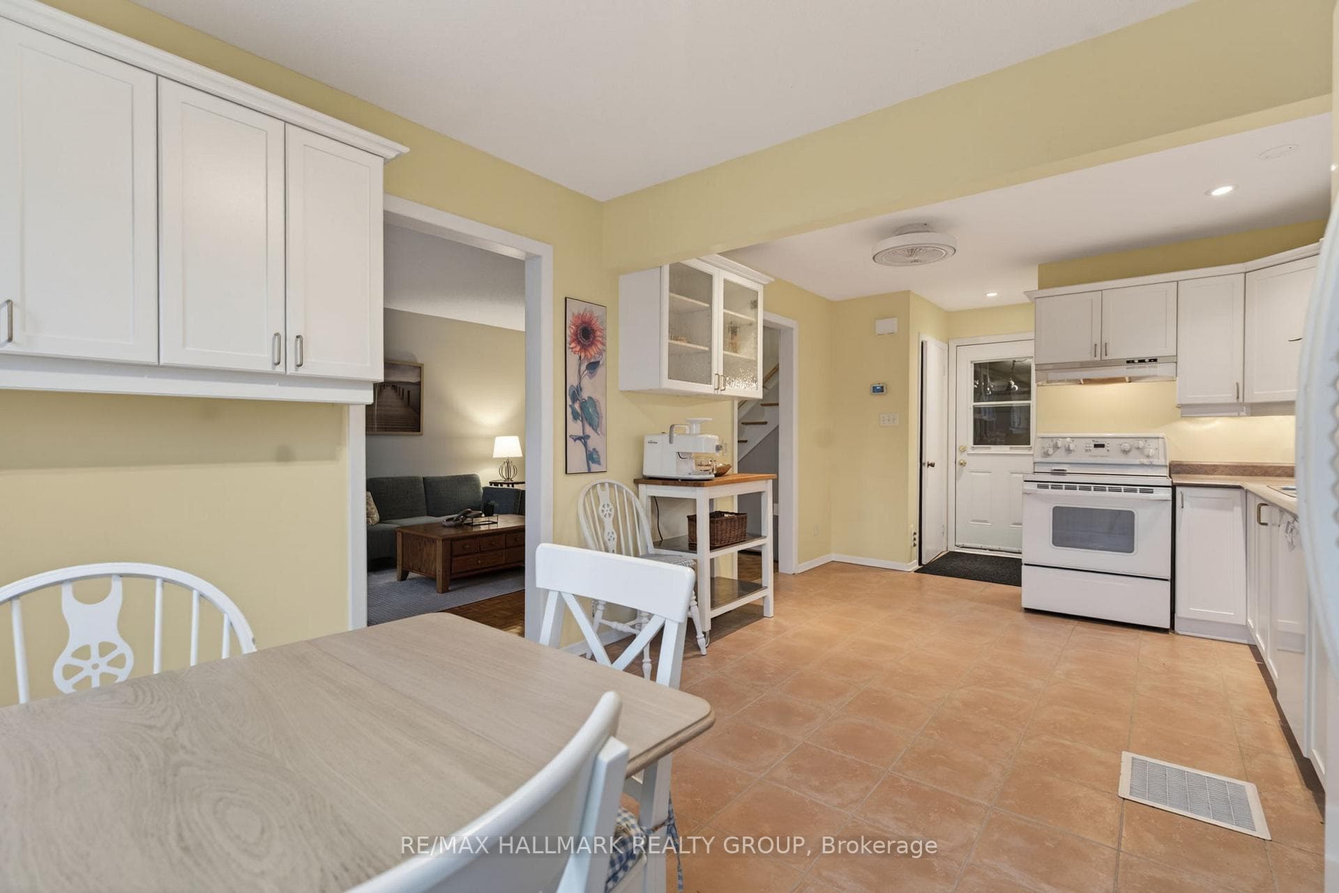 24 Hobart Crescent photo 12