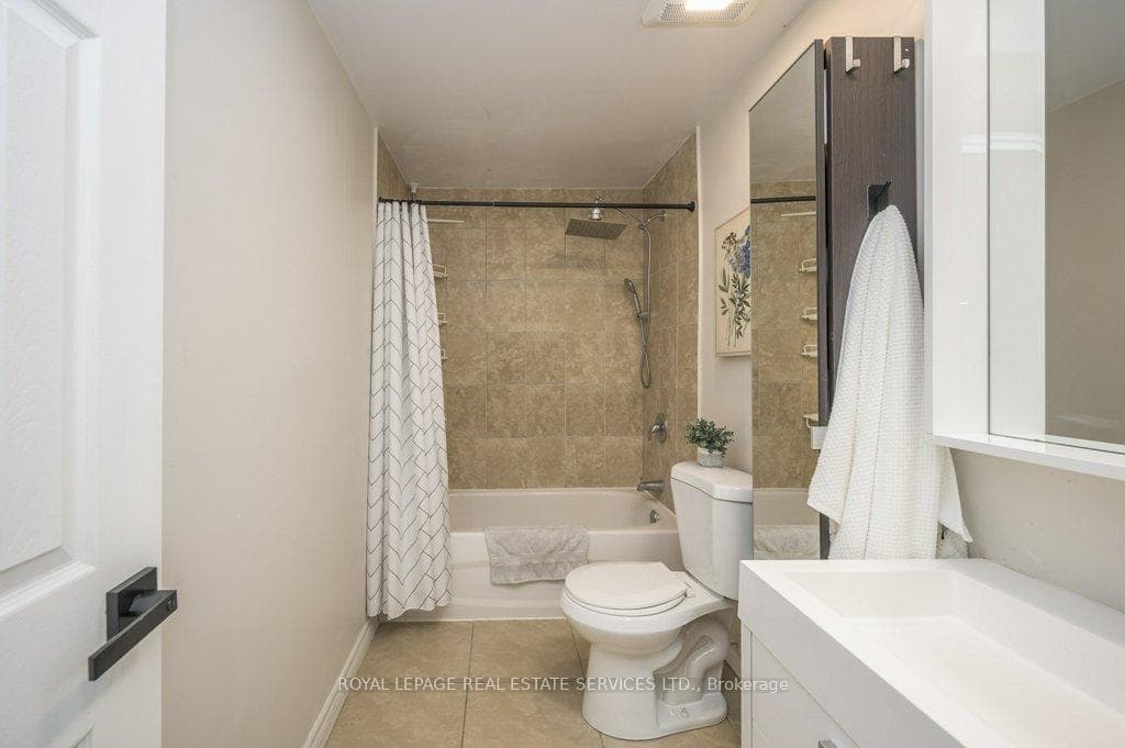 1270 Gainsborough Drive Unit 6 photo 25