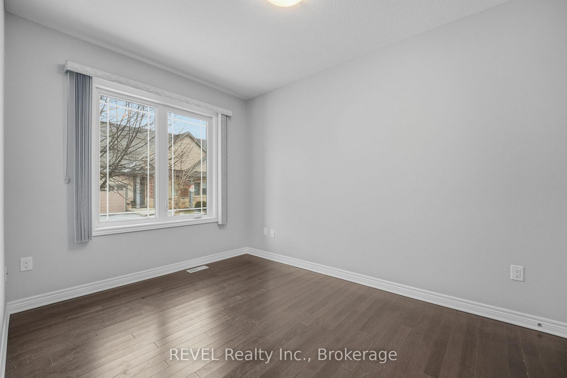 5490 Prince Edward Avenue Unit 8 photo 20