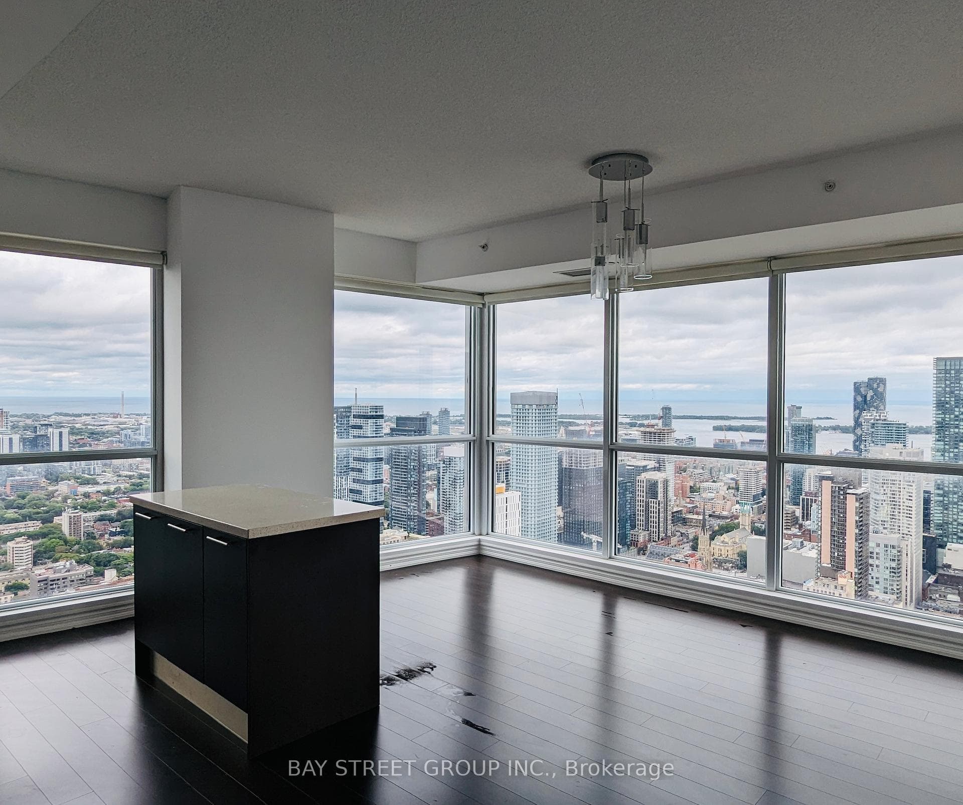 386 Yonge Street Unit 5207 photo 7