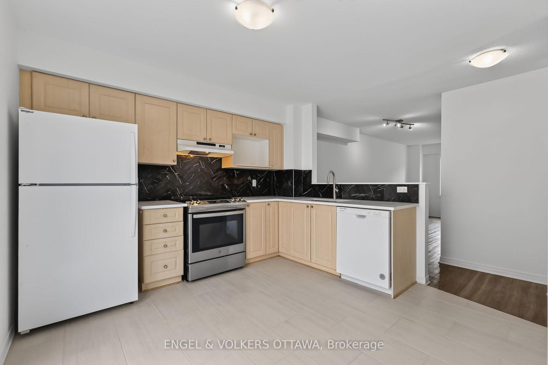 104 Manhattan Crescent photo 7