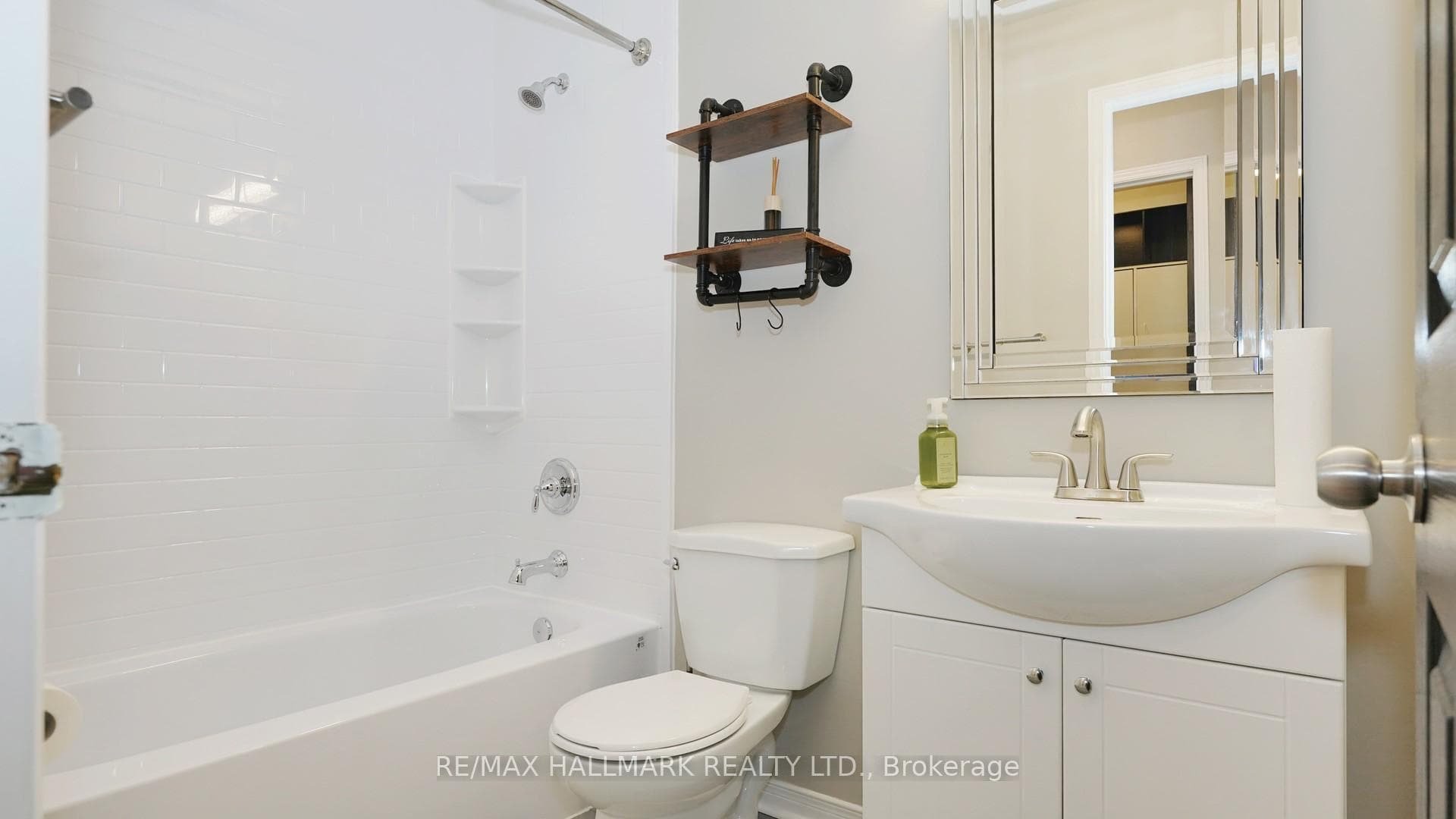 1035 Beatrice Street photo 36