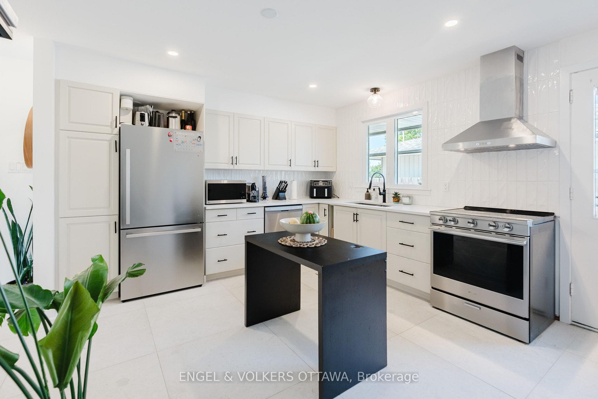 2995 Cowan Crescent photo 5