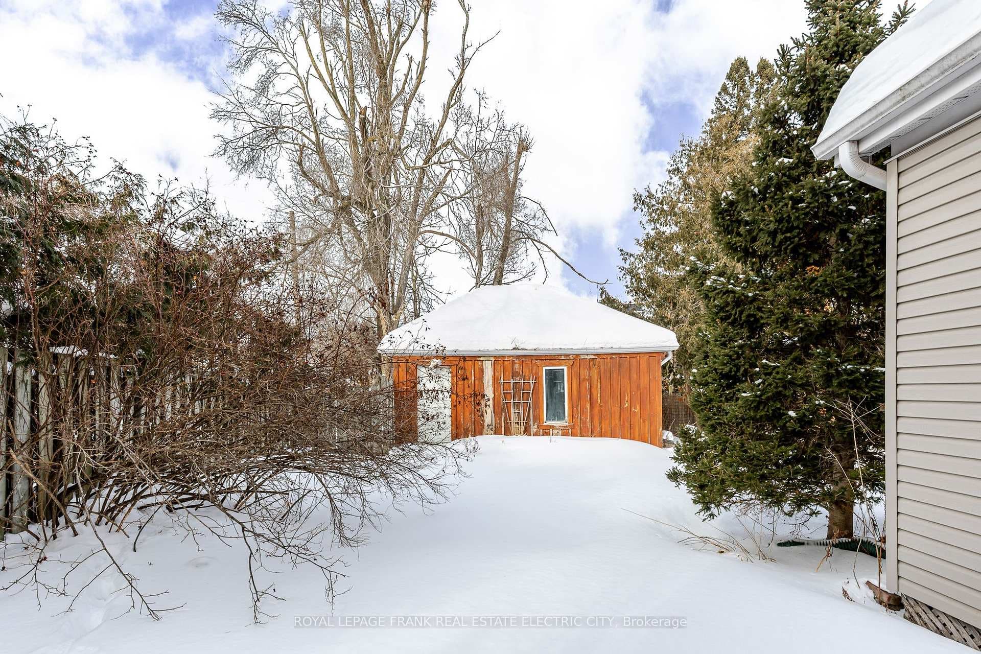 598 Sherbrooke Street photo 37