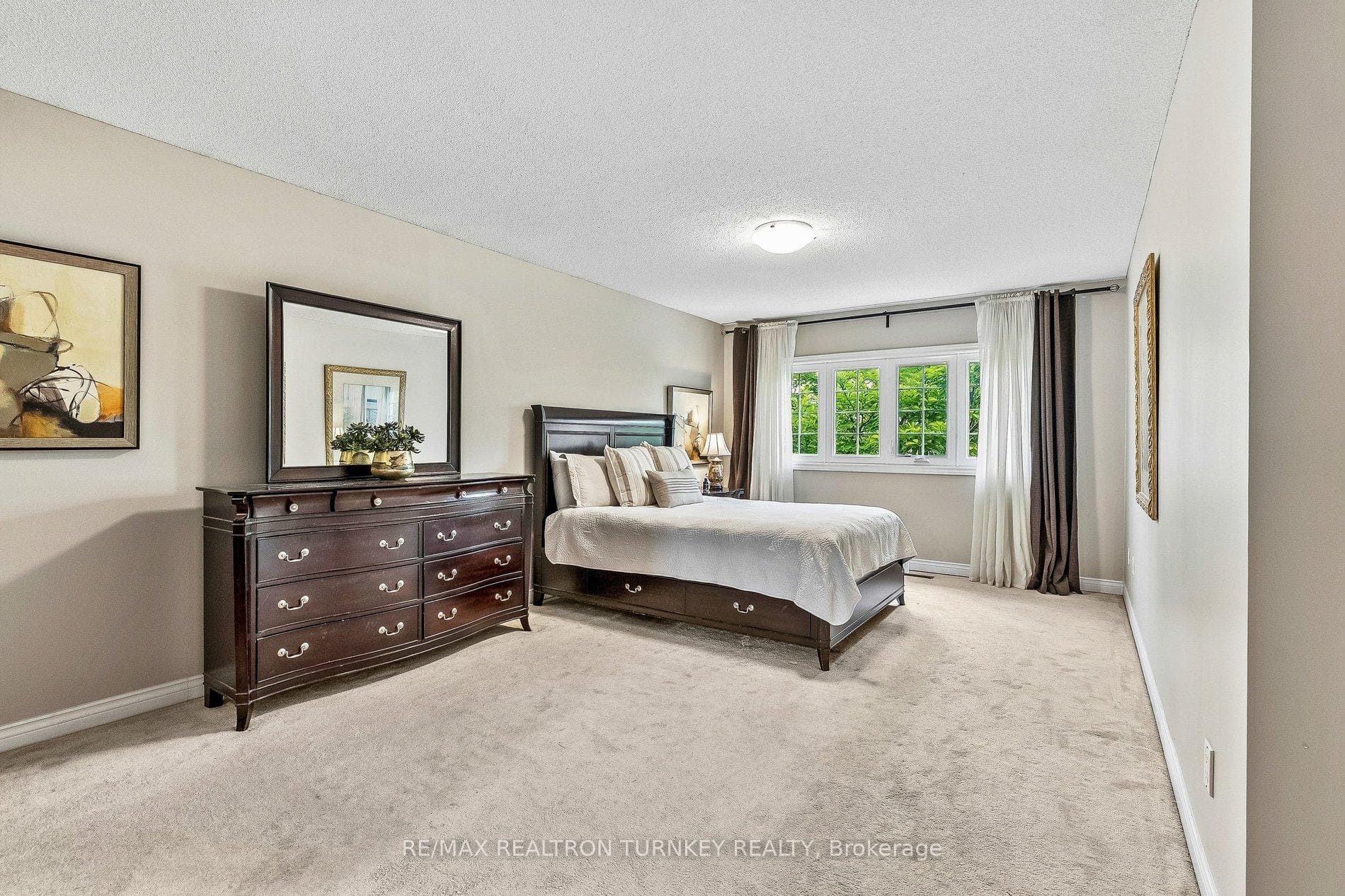 Grand Primary Suite w Dbl Door Entrance & Ensuite